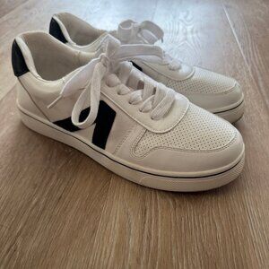 MIA Womens Krew Perforated Lace Up Sneakers Shoes, Black & White, Size 8, EUC